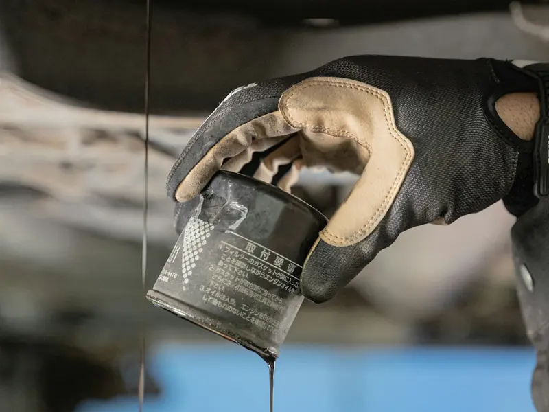 Motor yağı değişimi sırasında yağ filtresi